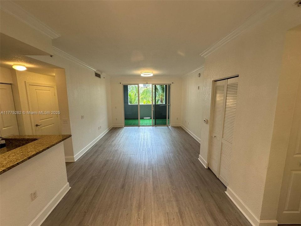 For Sale: $307,000 (2 beds, 2 baths, 1012 Square Feet)