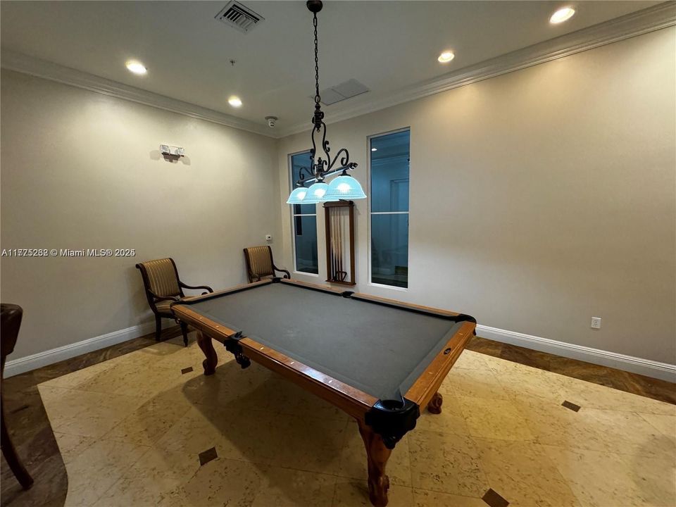 For Sale: $307,000 (2 beds, 2 baths, 1012 Square Feet)