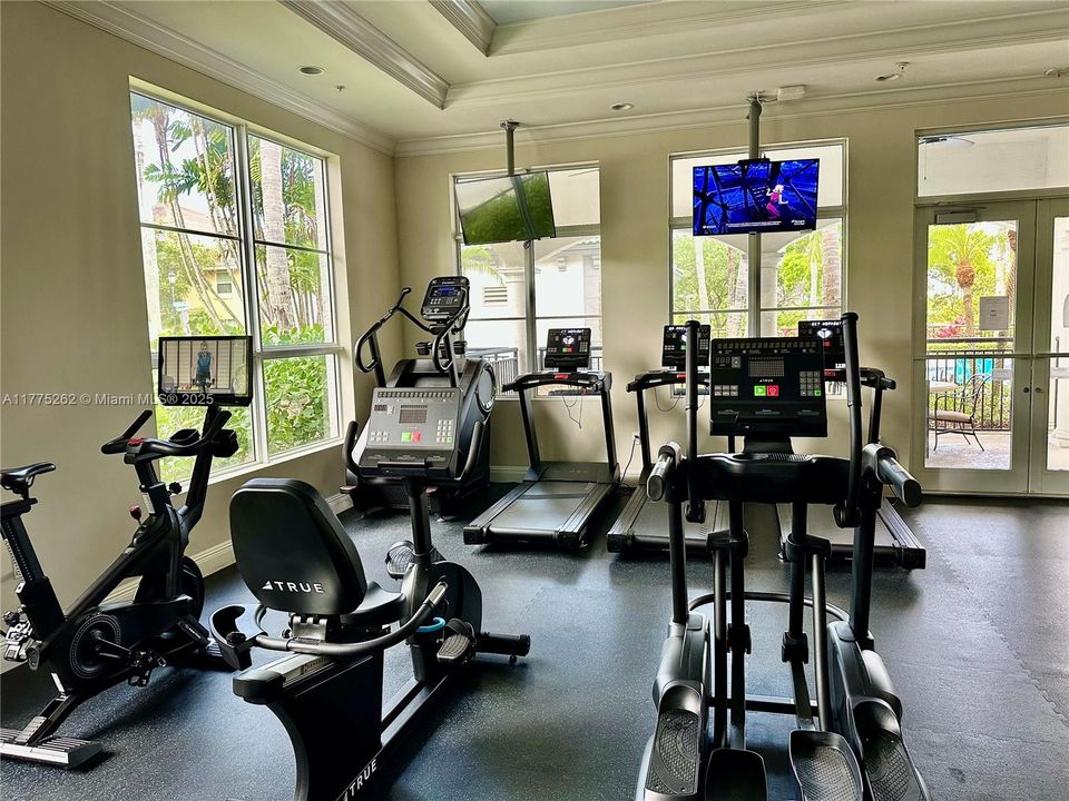 For Sale: $307,000 (2 beds, 2 baths, 1012 Square Feet)