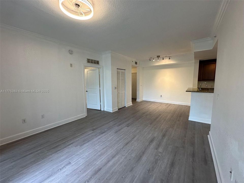 For Sale: $307,000 (2 beds, 2 baths, 1012 Square Feet)