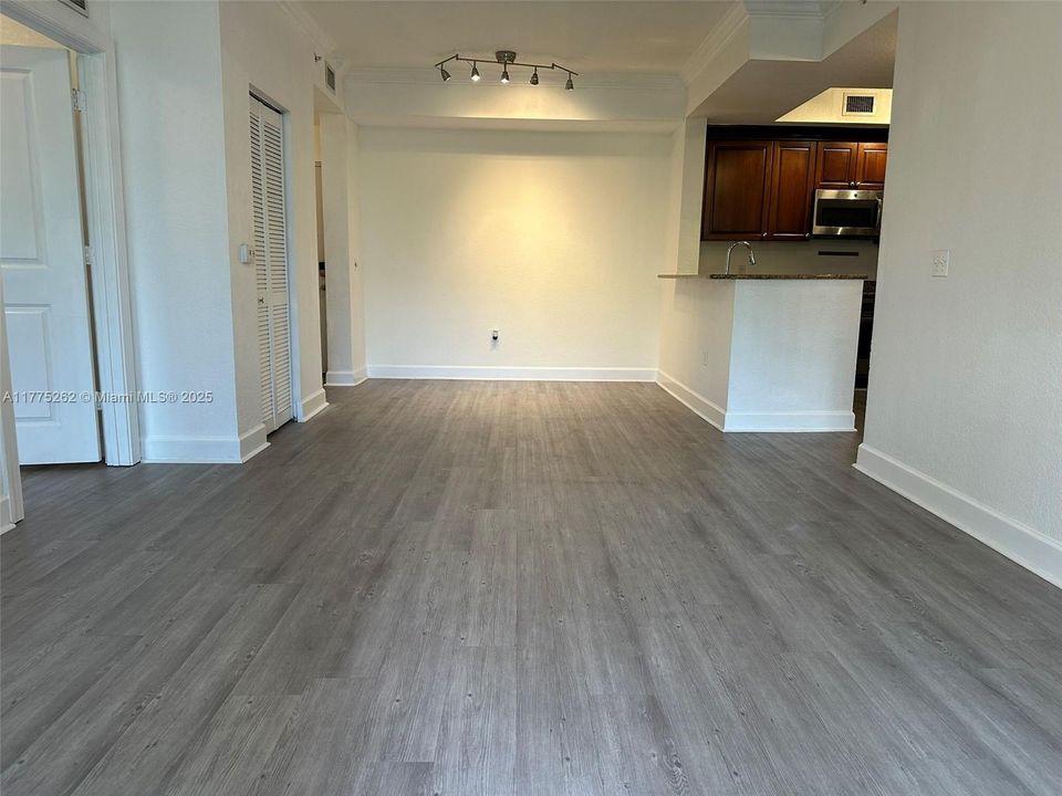 For Sale: $307,000 (2 beds, 2 baths, 1012 Square Feet)