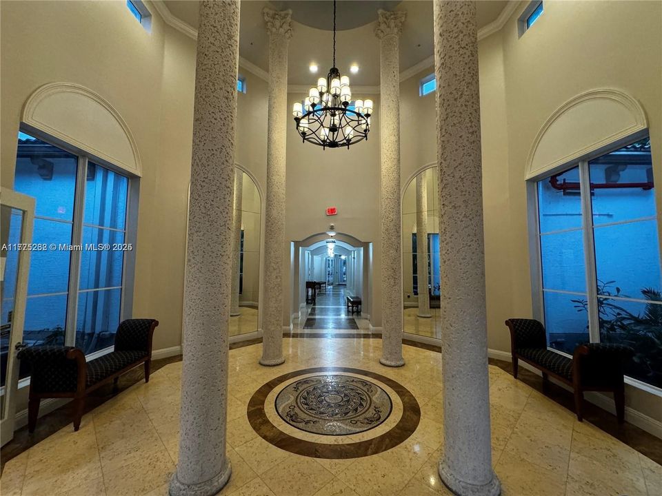 For Sale: $307,000 (2 beds, 2 baths, 1012 Square Feet)