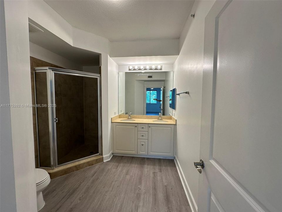 For Sale: $307,000 (2 beds, 2 baths, 1012 Square Feet)