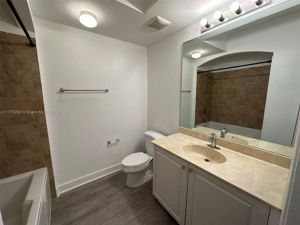 For Sale: $307,000 (2 beds, 2 baths, 1012 Square Feet)