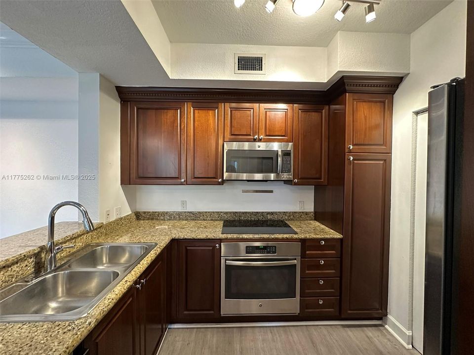 For Sale: $307,000 (2 beds, 2 baths, 1012 Square Feet)