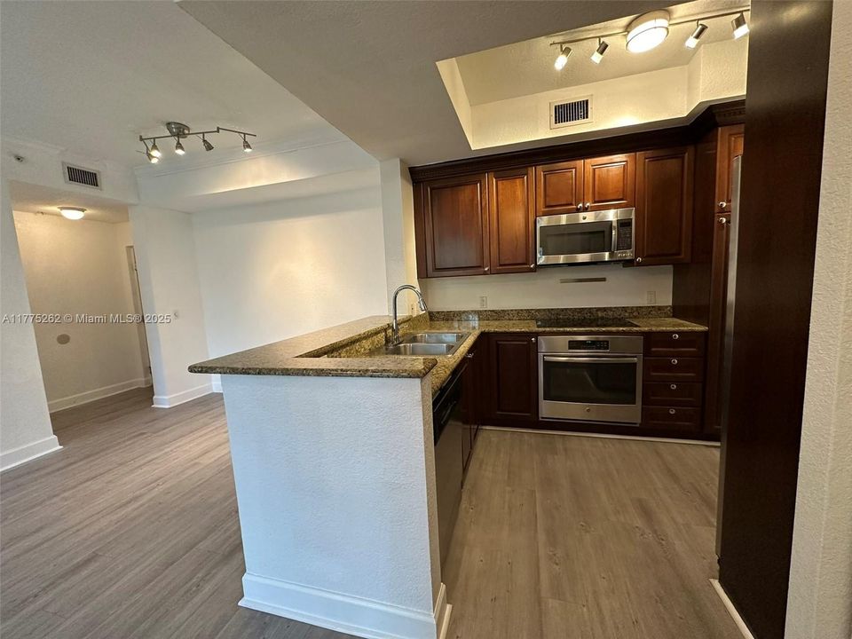 For Sale: $307,000 (2 beds, 2 baths, 1012 Square Feet)