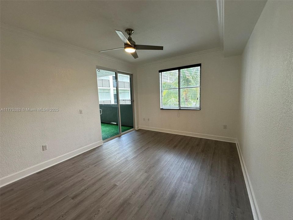 For Sale: $307,000 (2 beds, 2 baths, 1012 Square Feet)