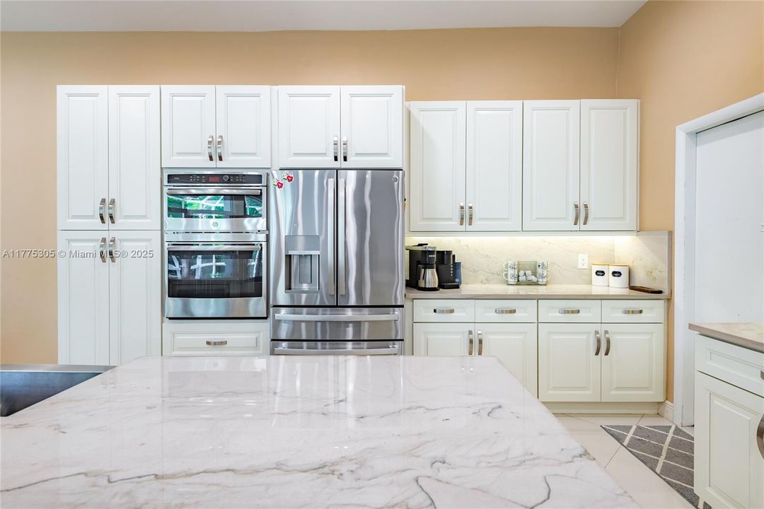 合同活跃: $699,000 (3 贝兹, 2 浴室, 1861 平方英尺)