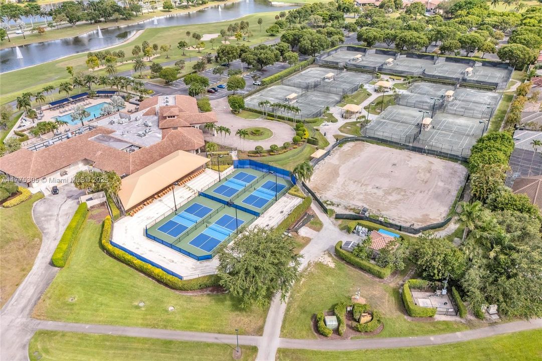 合同活跃: $699,000 (3 贝兹, 2 浴室, 1861 平方英尺)