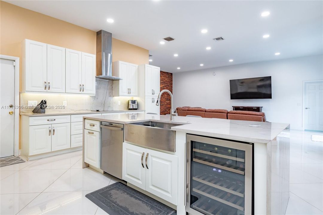 合同活跃: $699,000 (3 贝兹, 2 浴室, 1861 平方英尺)