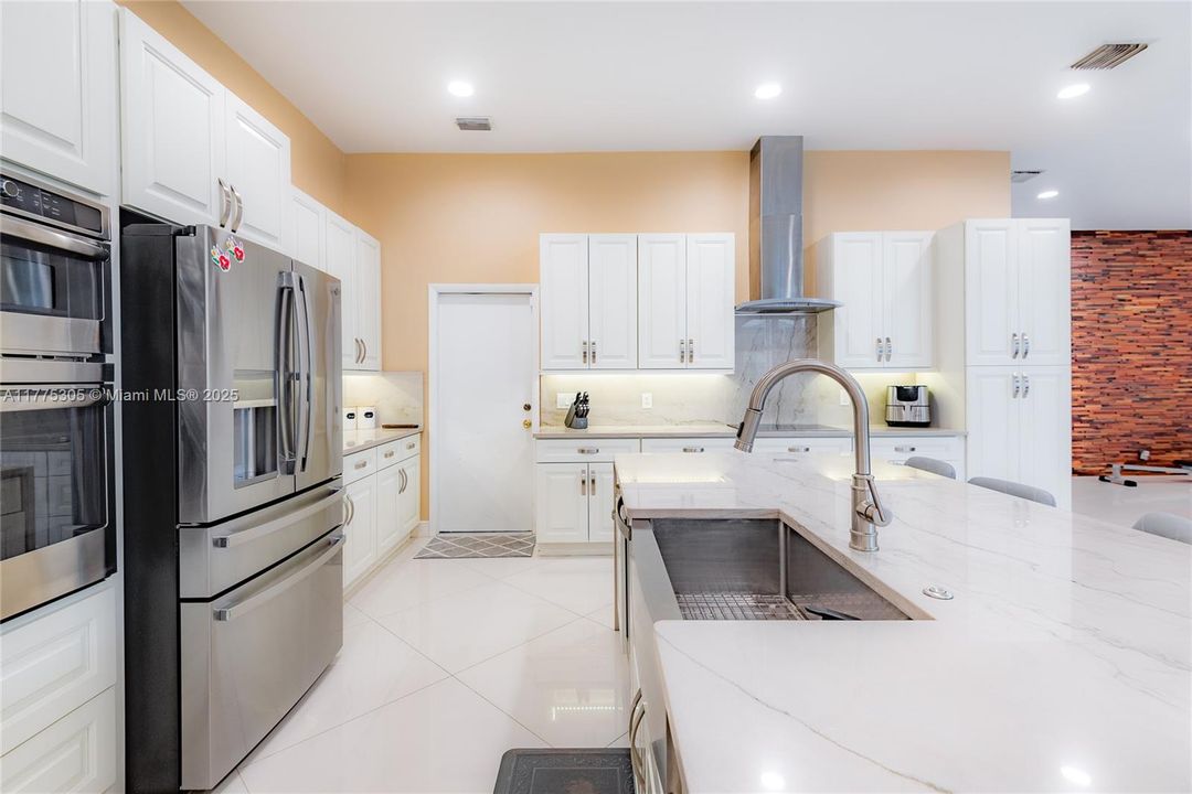 合同活跃: $699,000 (3 贝兹, 2 浴室, 1861 平方英尺)