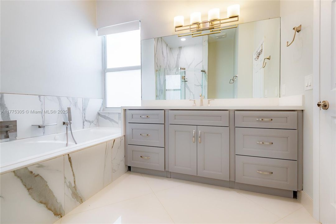 合同活跃: $699,000 (3 贝兹, 2 浴室, 1861 平方英尺)