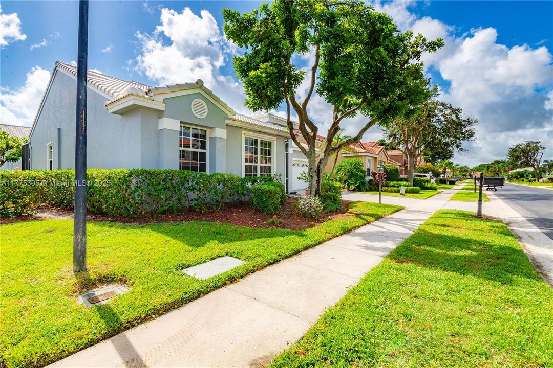 合同活跃: $699,000 (3 贝兹, 2 浴室, 1861 平方英尺)