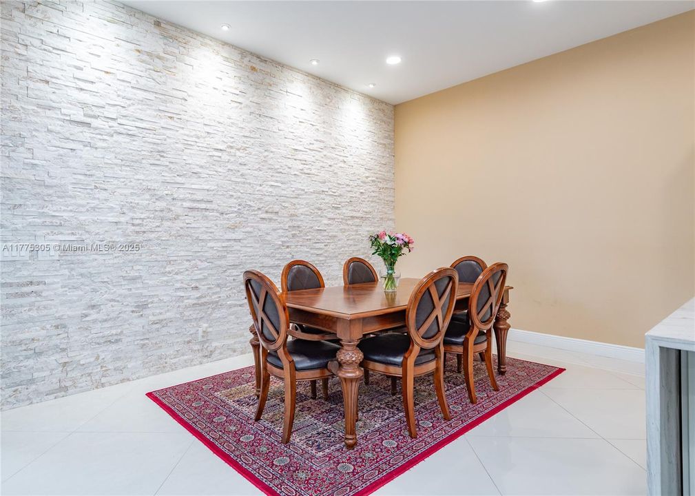 合同活跃: $699,000 (3 贝兹, 2 浴室, 1861 平方英尺)