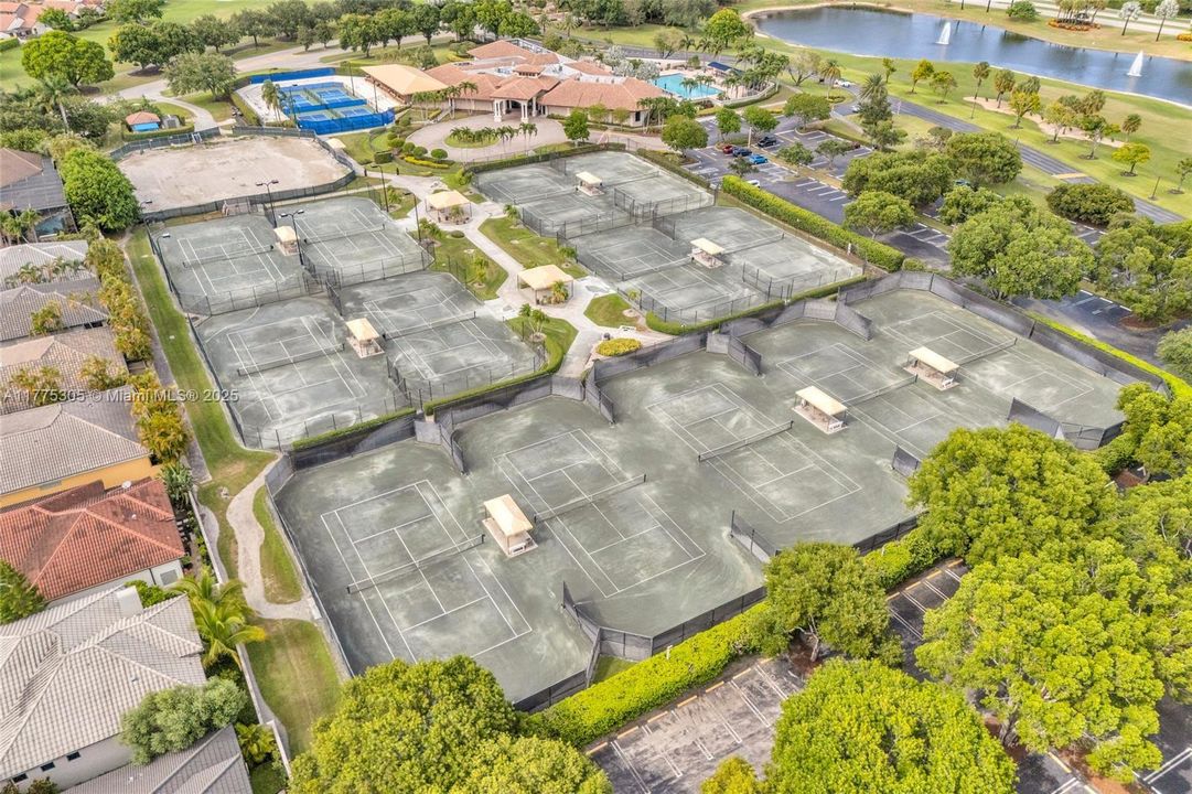 合同活跃: $699,000 (3 贝兹, 2 浴室, 1861 平方英尺)