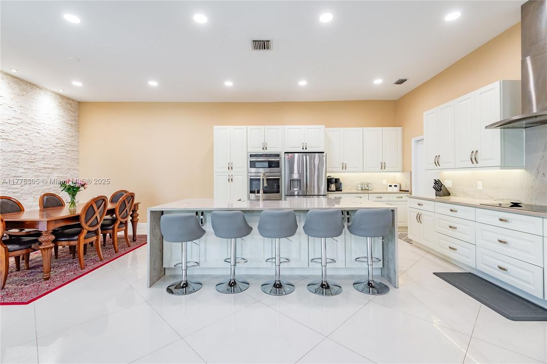 合同活跃: $699,000 (3 贝兹, 2 浴室, 1861 平方英尺)