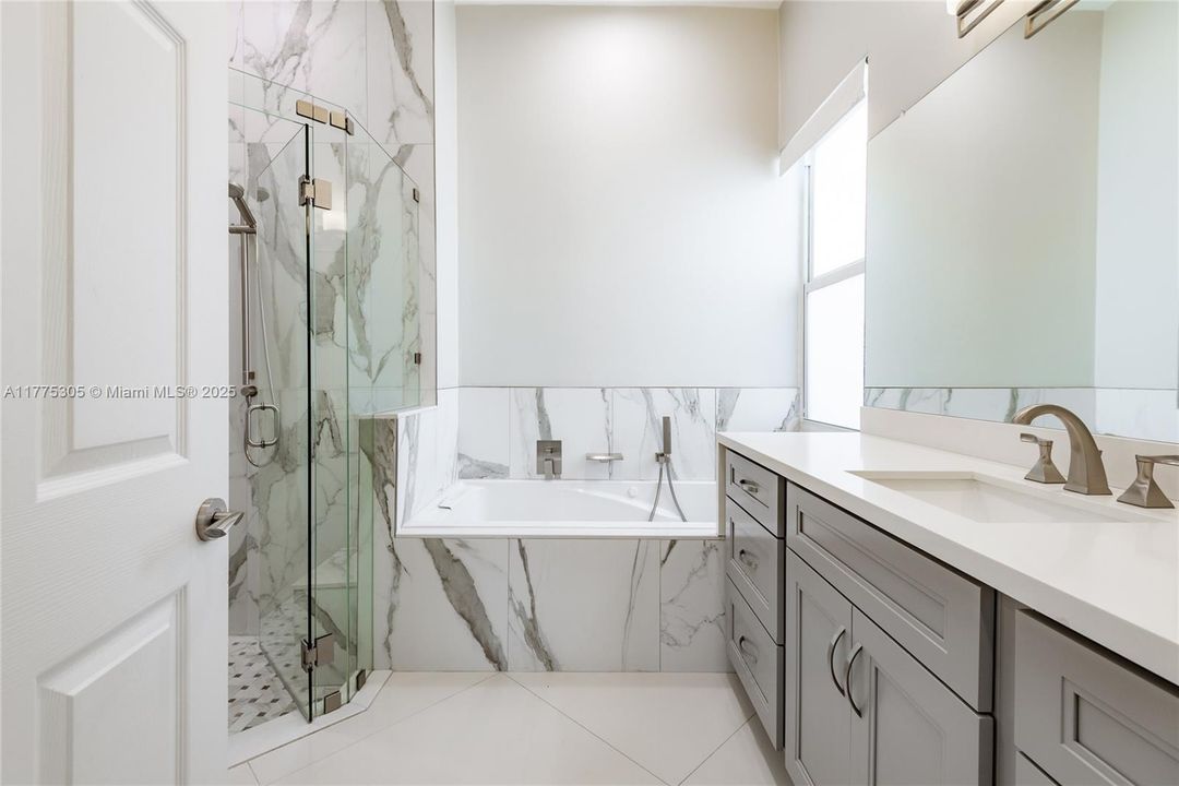 合同活跃: $699,000 (3 贝兹, 2 浴室, 1861 平方英尺)