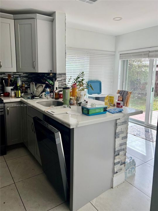 最近租的: $2,995 (3 贝兹, 2 浴室, 1358 平方英尺)