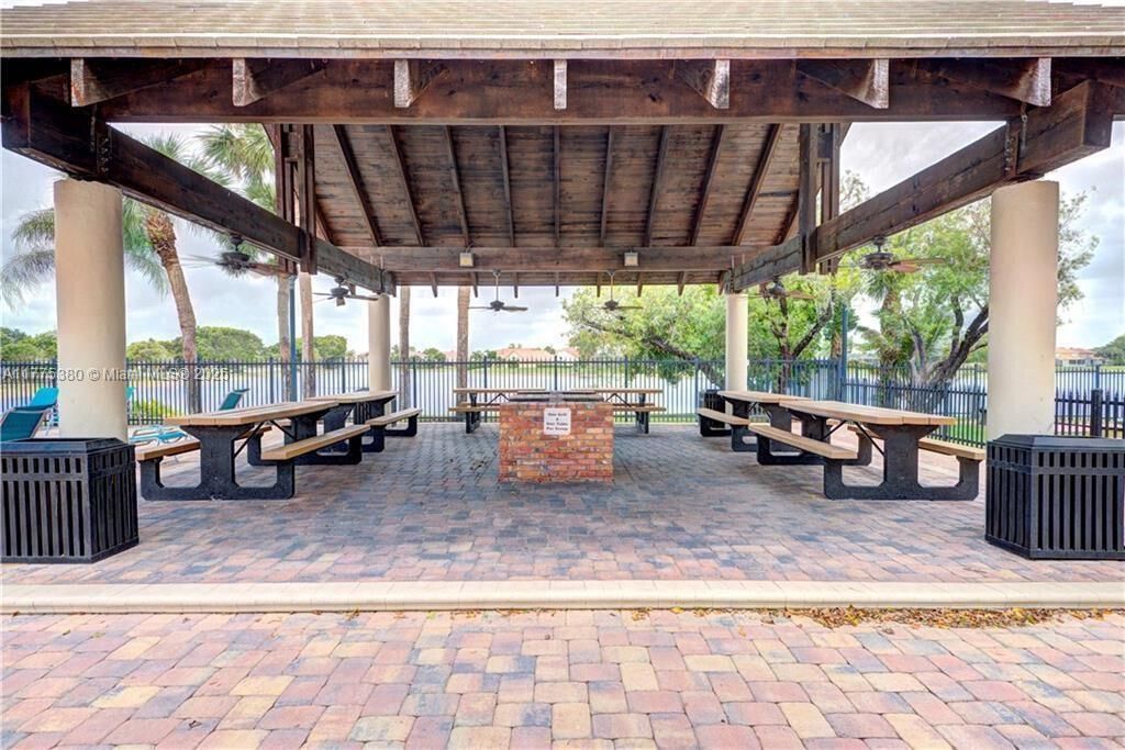 Vendido Recientemente: $750,000 (3 camas, 2 baños, 2223 Pies cuadrados)