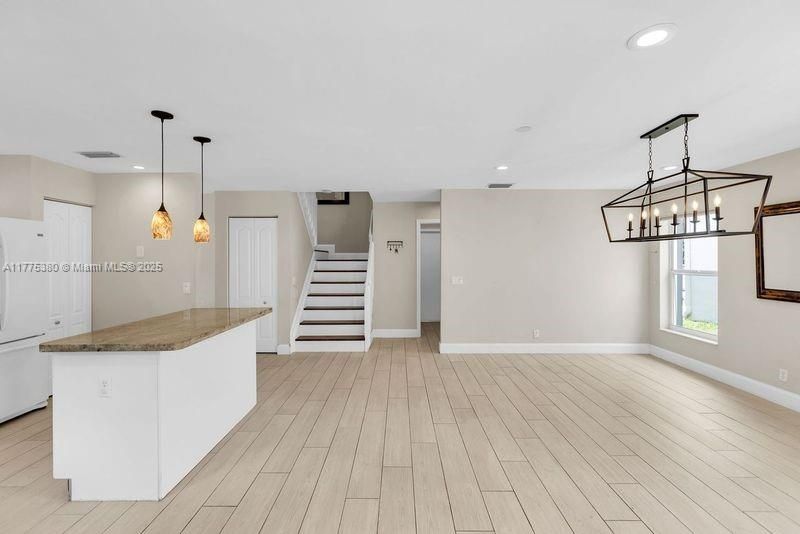 Vendido Recientemente: $750,000 (3 camas, 2 baños, 2223 Pies cuadrados)