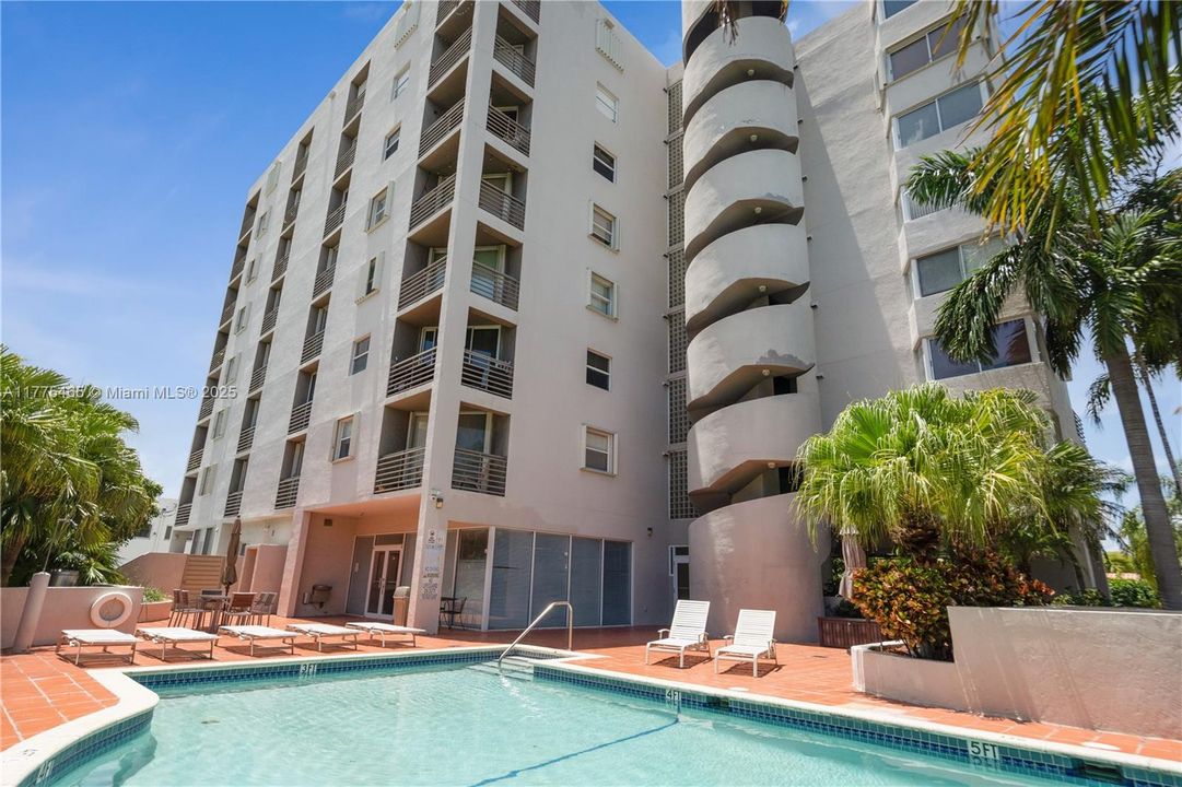 Recently Sold: $380,000 (1 beds, 1 baths, 857 Square Feet)