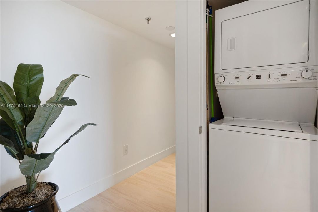 Recently Sold: $380,000 (1 beds, 1 baths, 857 Square Feet)