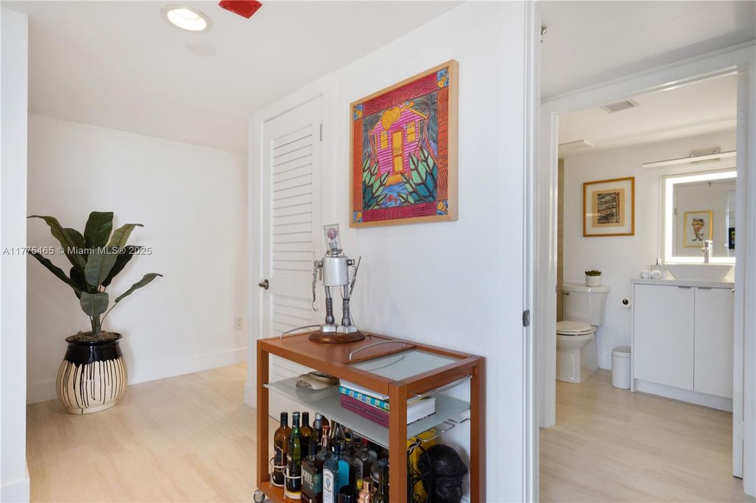 Recently Sold: $380,000 (1 beds, 1 baths, 857 Square Feet)