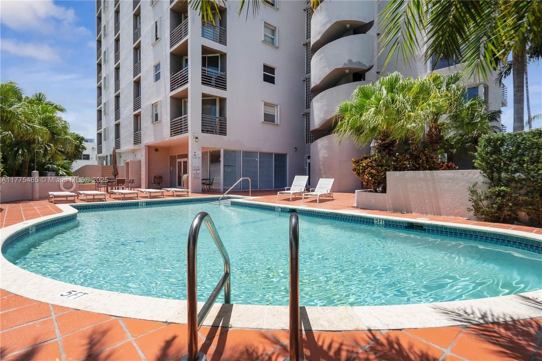 Recently Sold: $380,000 (1 beds, 1 baths, 857 Square Feet)