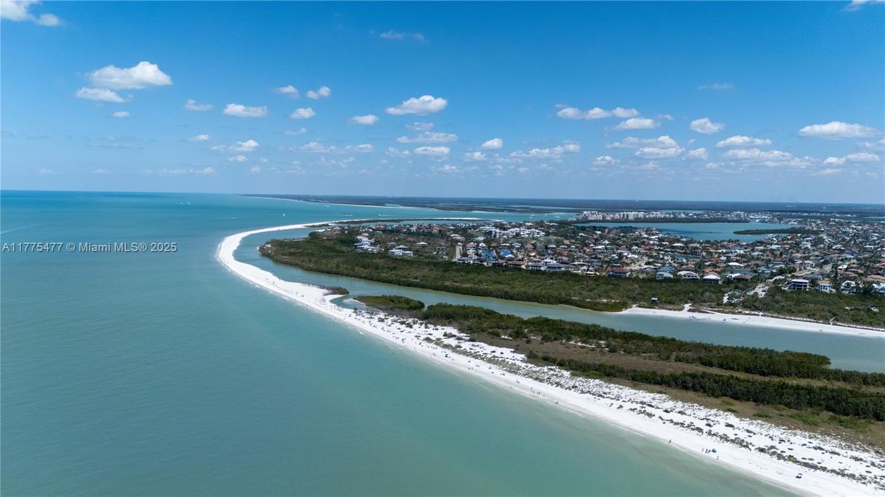 White beaches, a sparkling sea, a perfect place for vacation or to make it your home!