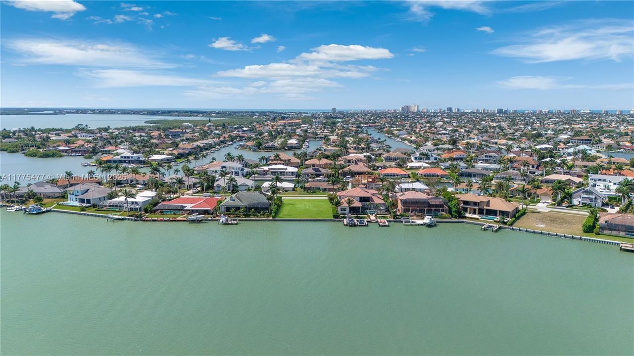 待售: $3,100,000 (0.34 acres)