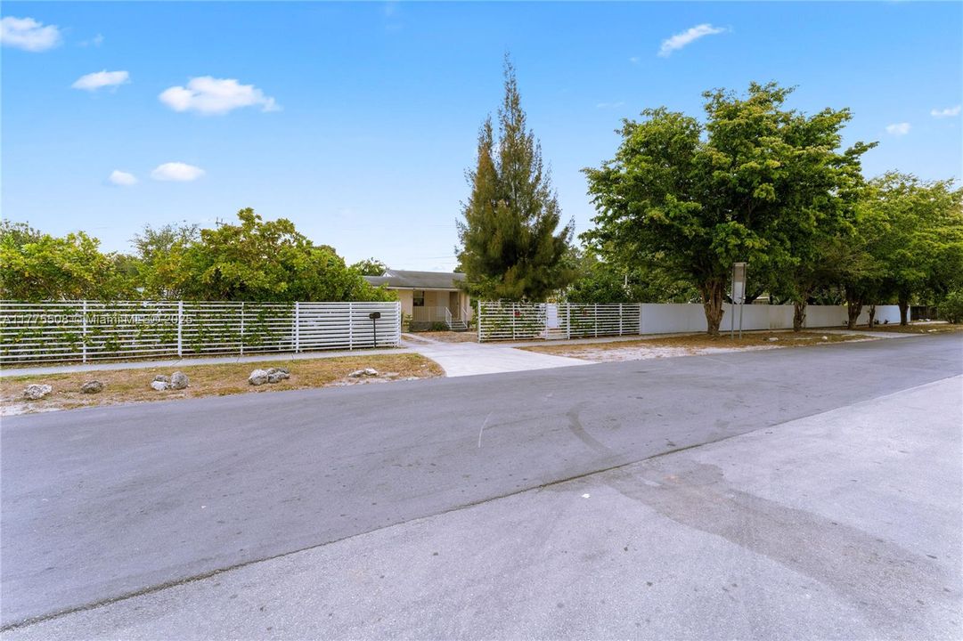 Recently Sold: $495,000 (4 beds, 2 baths, 875 Square Feet)