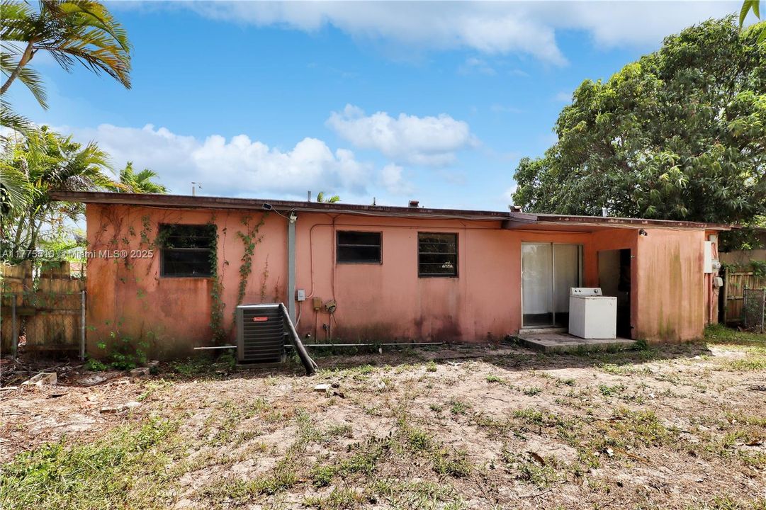 Recently Sold: $450,000 (4 beds, 3 baths, 1248 Square Feet)