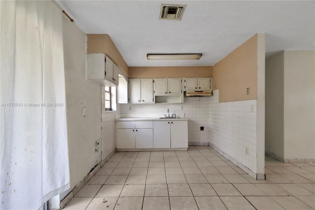 Recently Sold: $450,000 (4 beds, 3 baths, 1248 Square Feet)