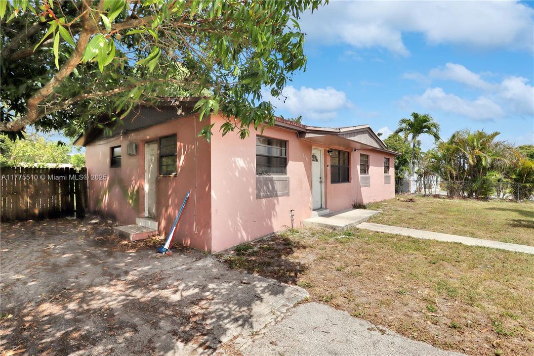 Recently Sold: $450,000 (4 beds, 3 baths, 1248 Square Feet)