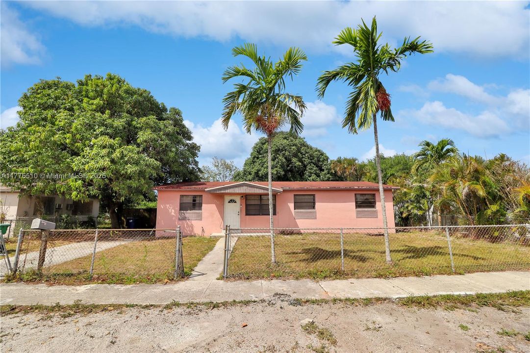 Recently Sold: $450,000 (4 beds, 3 baths, 1248 Square Feet)