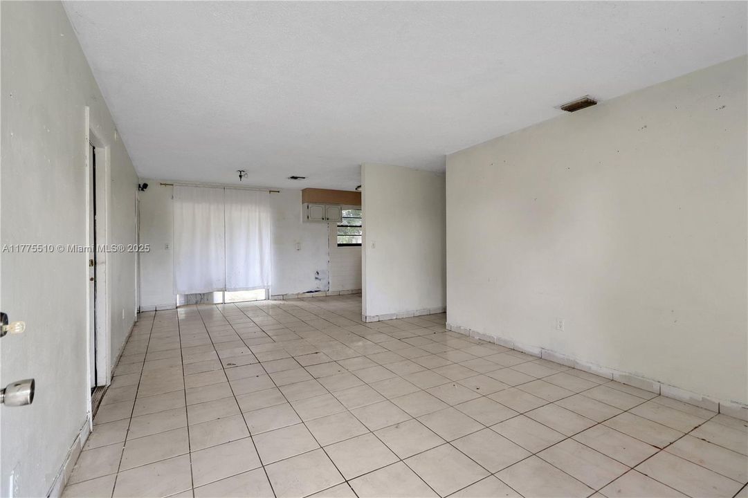 Recently Sold: $450,000 (4 beds, 3 baths, 1248 Square Feet)