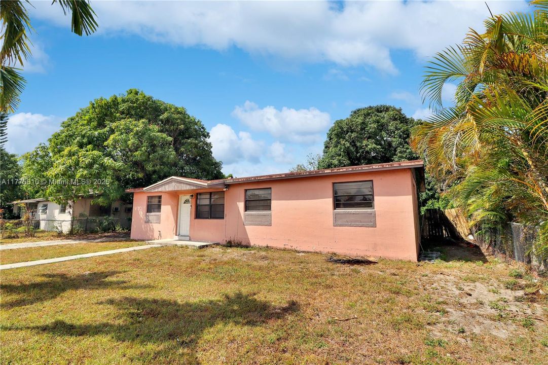 Recently Sold: $450,000 (4 beds, 3 baths, 1248 Square Feet)