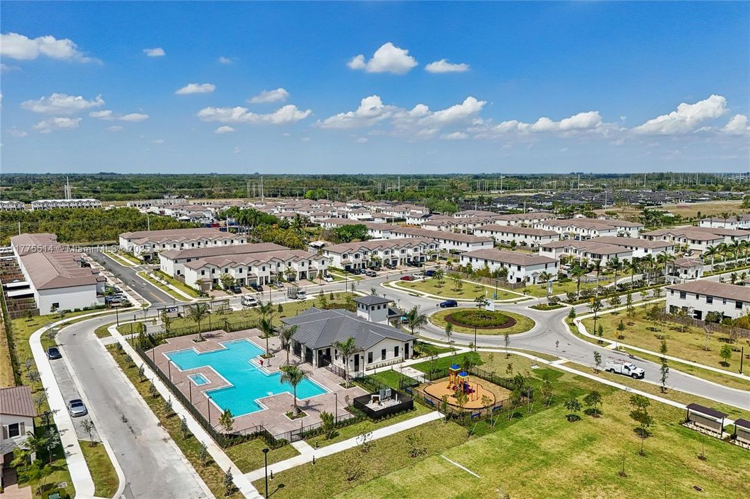 Vendido Recientemente: $697,000 (4 camas, 2 baños, 2598 Pies cuadrados)