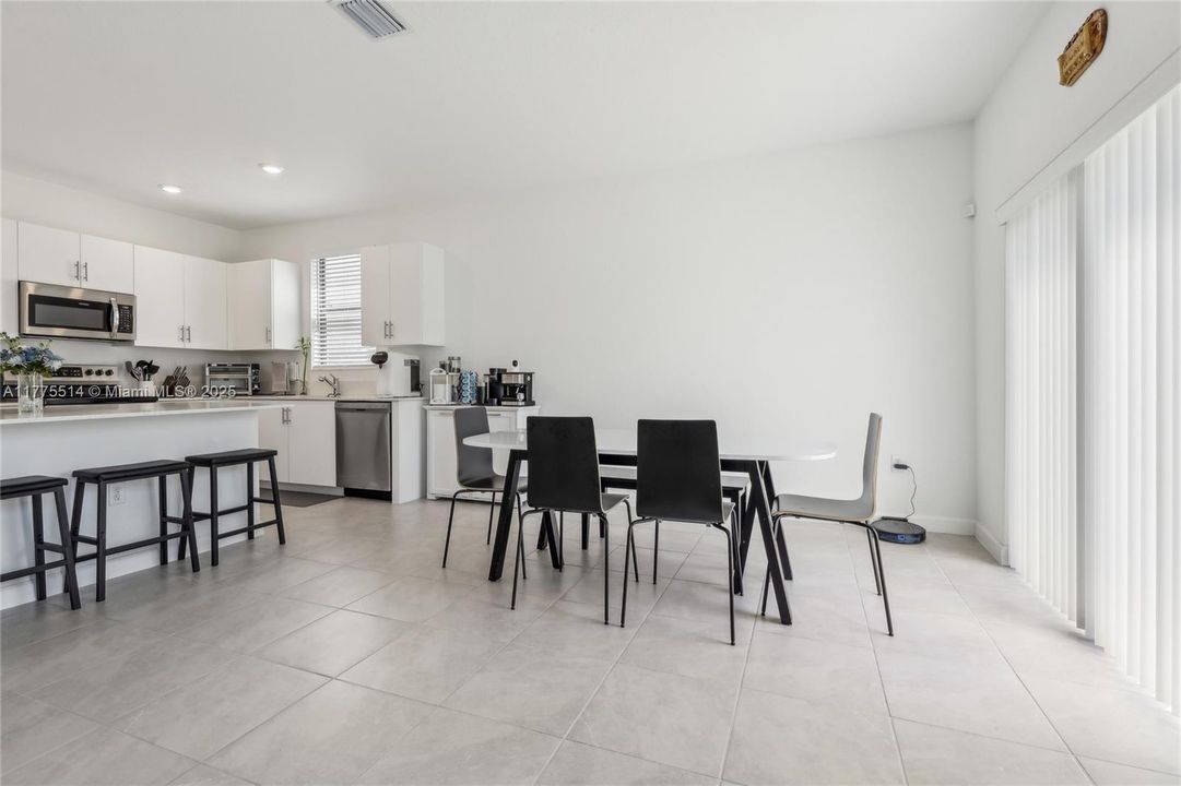 Vendido Recientemente: $697,000 (4 camas, 2 baños, 2598 Pies cuadrados)