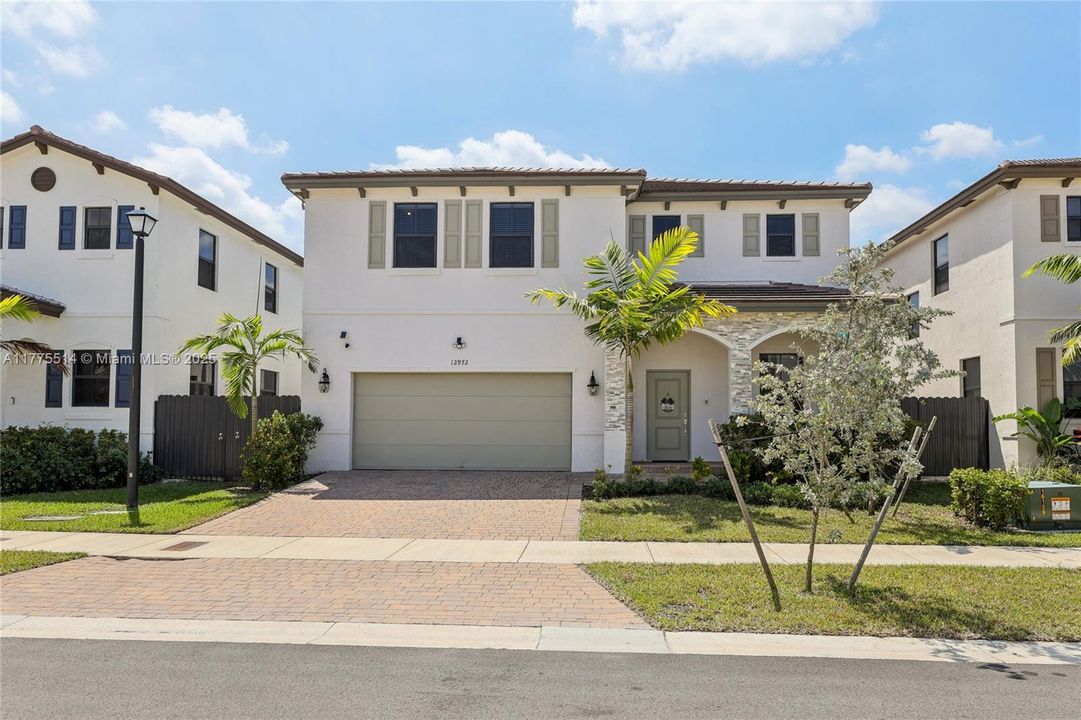 Vendido Recientemente: $697,000 (4 camas, 2 baños, 2598 Pies cuadrados)