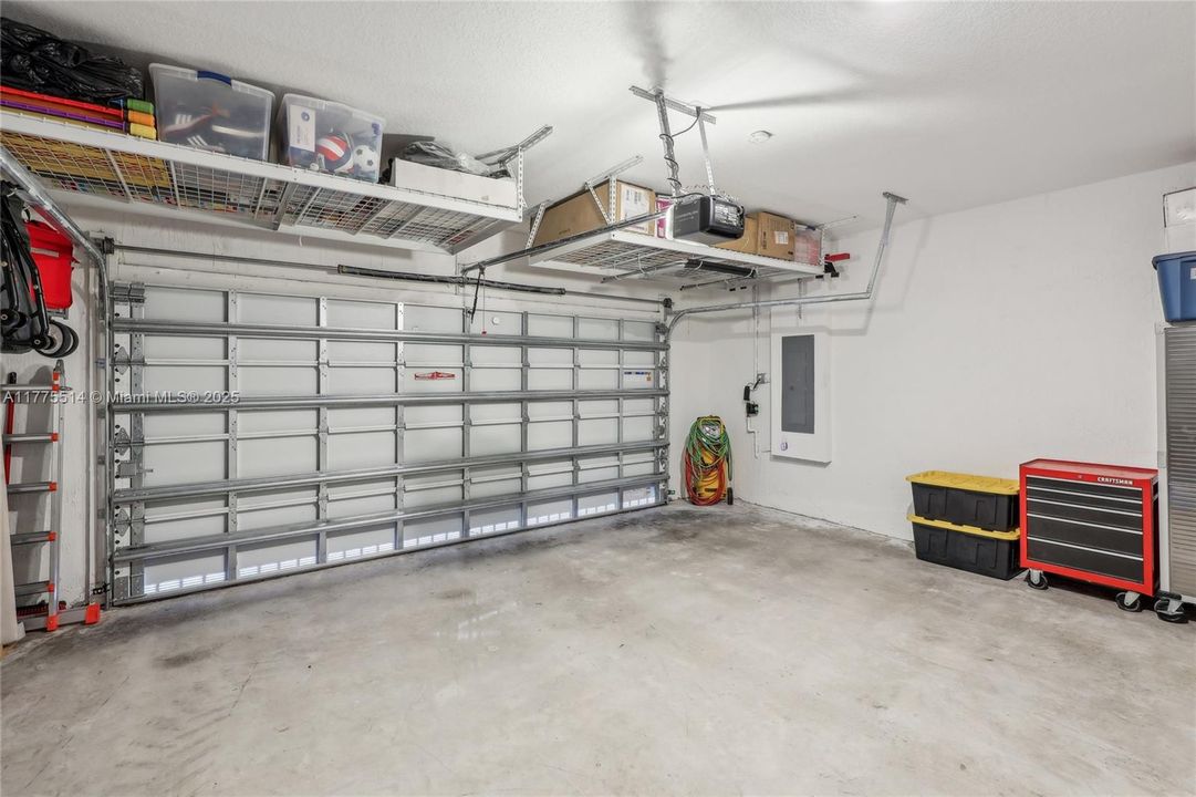 Vendido Recientemente: $697,000 (4 camas, 2 baños, 2598 Pies cuadrados)