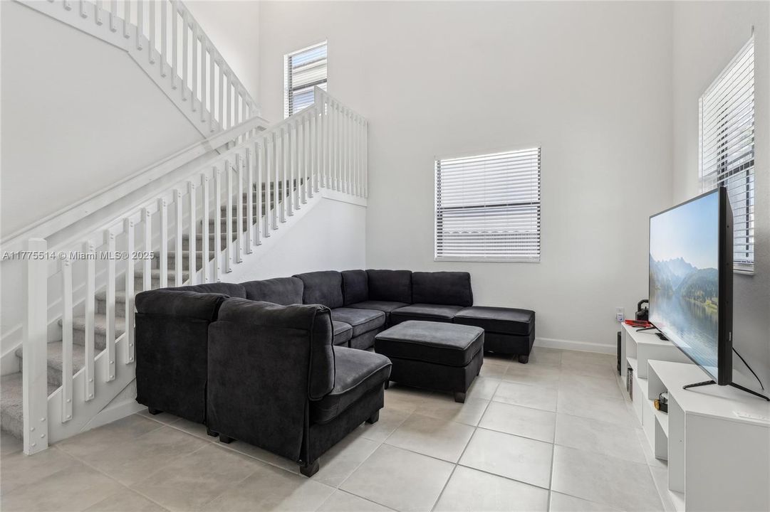 Vendido Recientemente: $697,000 (4 camas, 2 baños, 2598 Pies cuadrados)