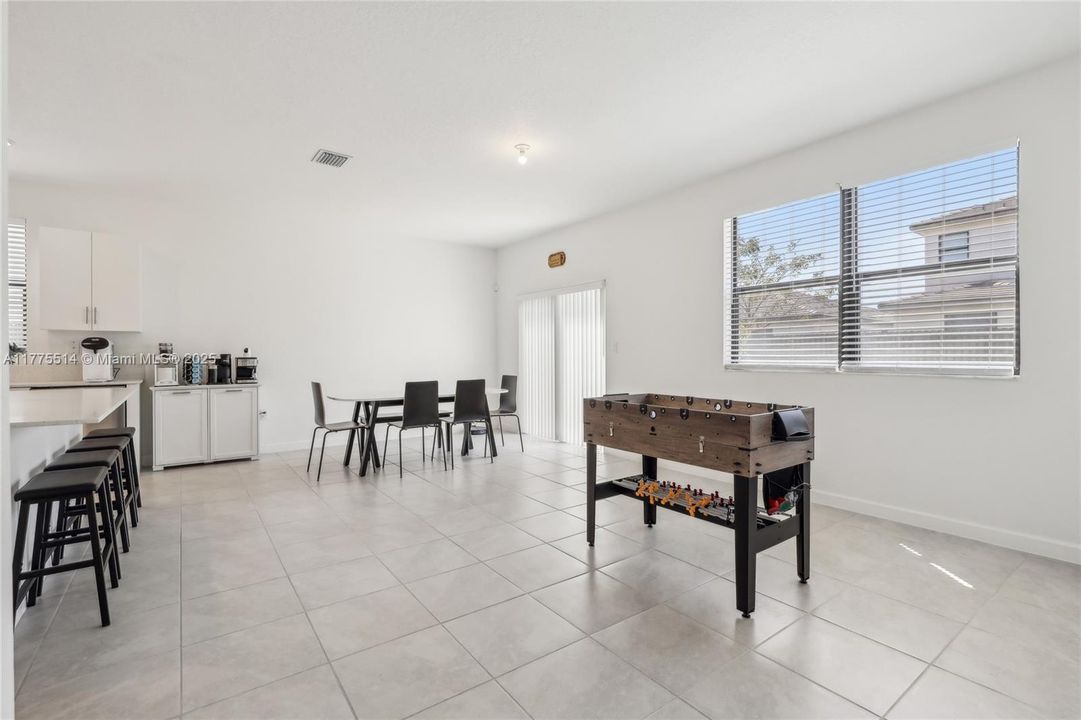 Vendido Recientemente: $697,000 (4 camas, 2 baños, 2598 Pies cuadrados)