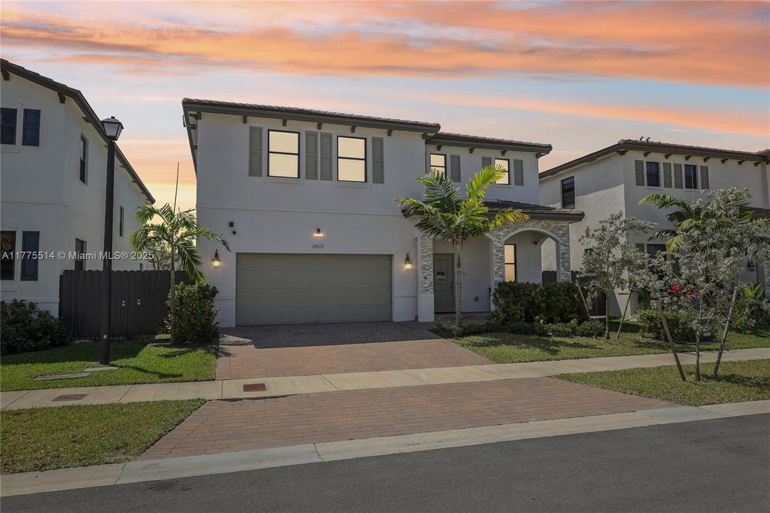 Vendido Recientemente: $697,000 (4 camas, 2 baños, 2598 Pies cuadrados)