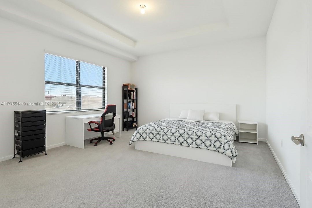 Vendido Recientemente: $697,000 (4 camas, 2 baños, 2598 Pies cuadrados)