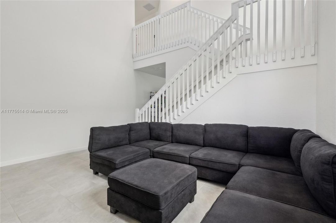 Vendido Recientemente: $697,000 (4 camas, 2 baños, 2598 Pies cuadrados)