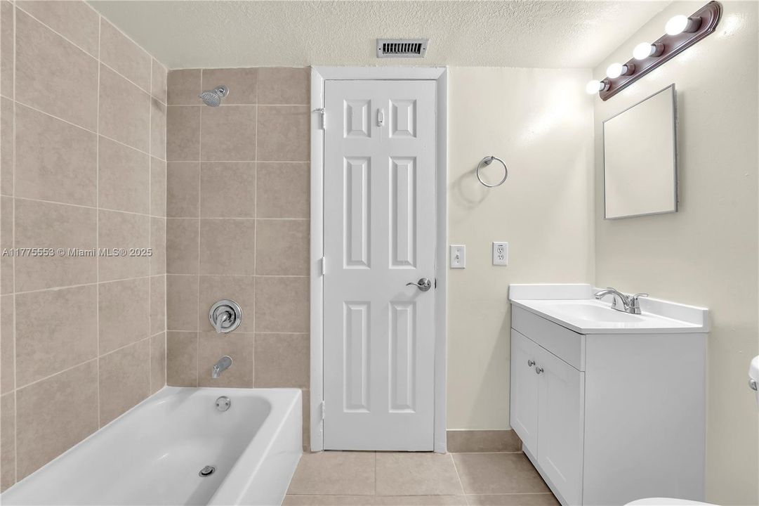 Recently Sold: $199,900 (2 beds, 1 baths, 863 Square Feet)