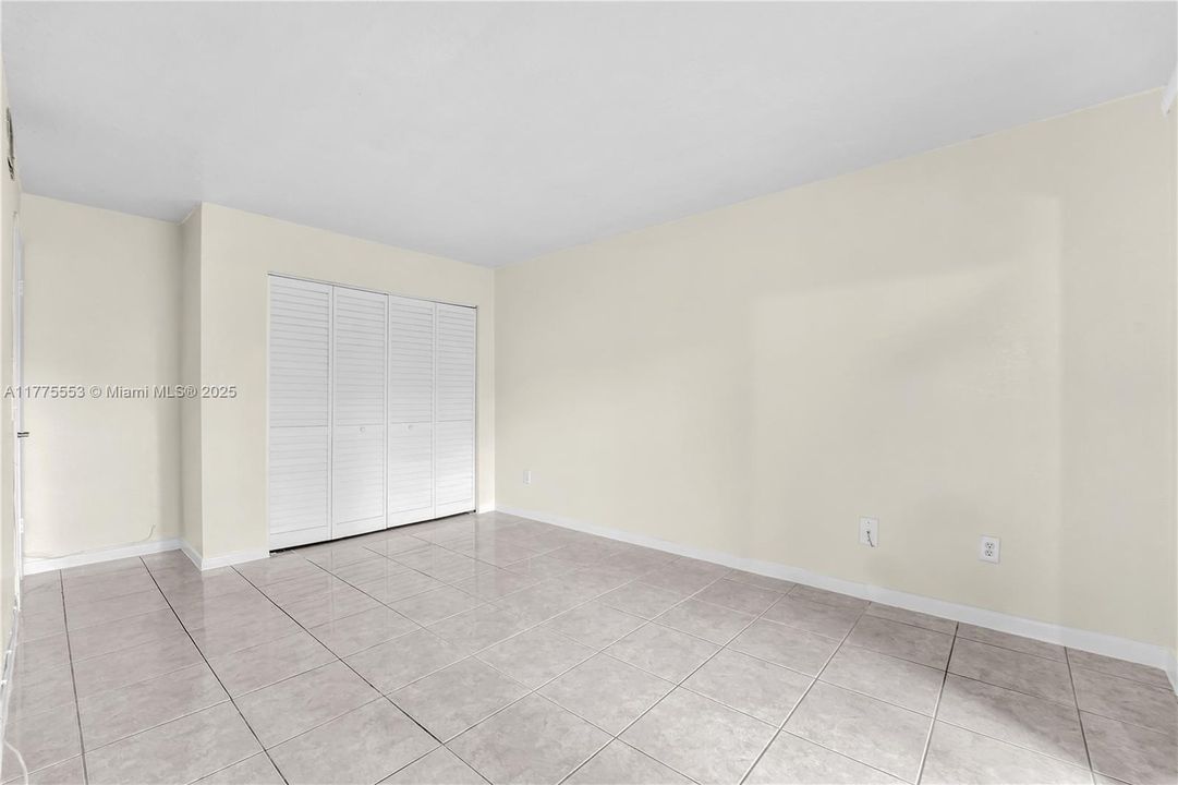 Recently Sold: $199,900 (2 beds, 1 baths, 863 Square Feet)