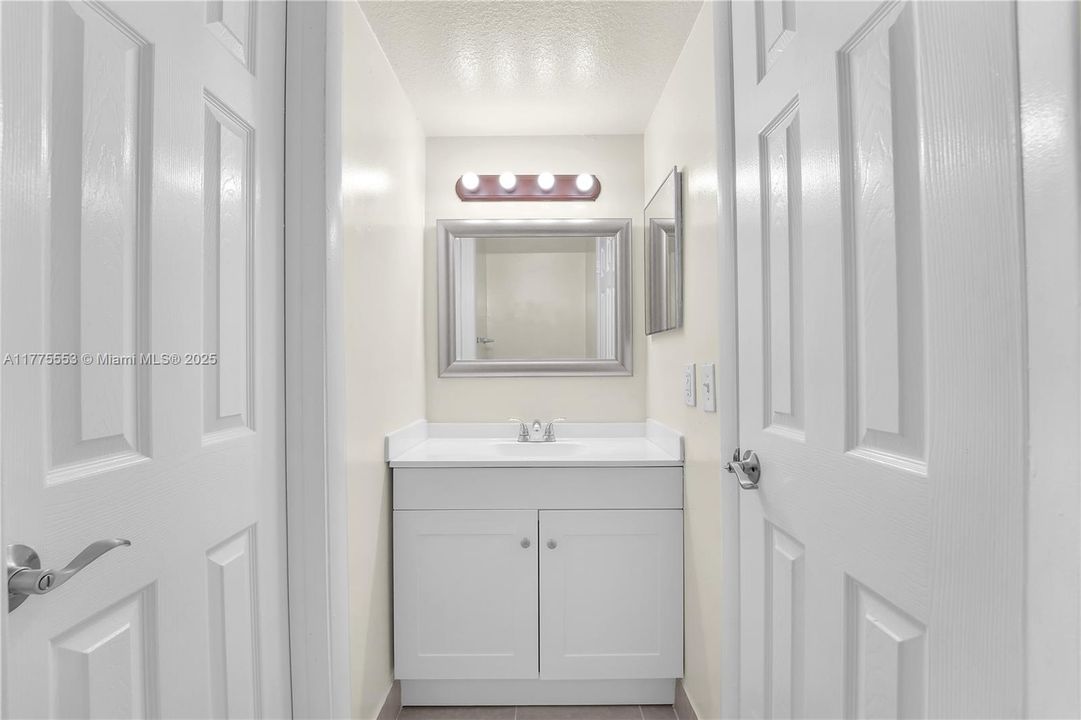 Recently Sold: $199,900 (2 beds, 1 baths, 863 Square Feet)