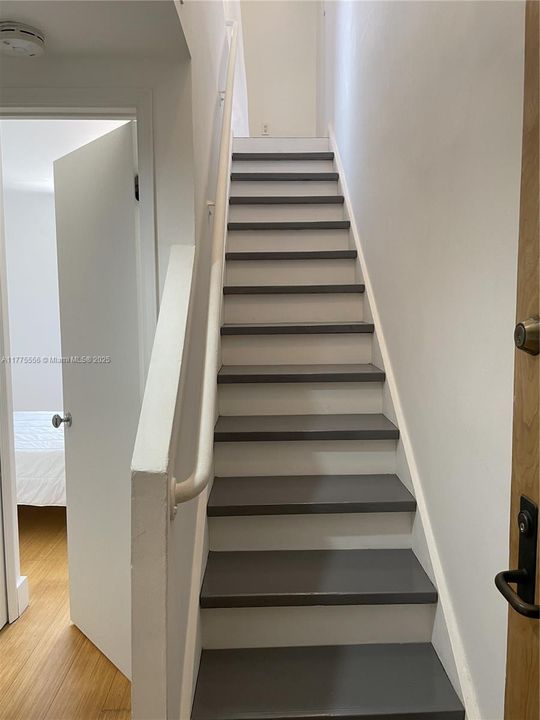 Active With Contract: $410,000 (1 beds, 1 baths, 607 Square Feet)